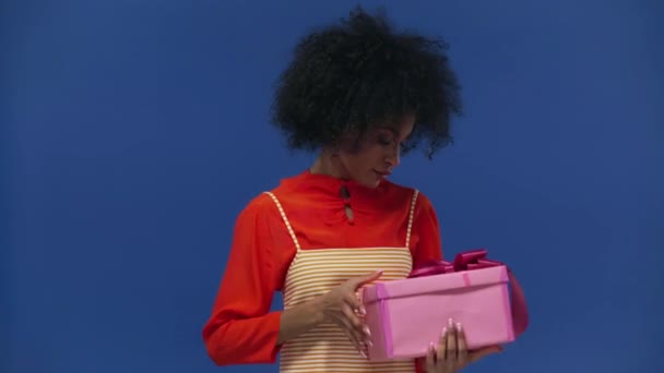 Menina Afro Americana Desapontada Abertura Presente Isolado Azul — Vídeo de Stock