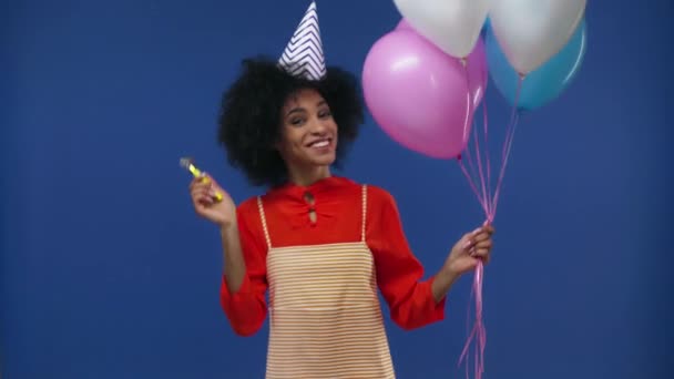 Heureuse Afro Américaine Fille Tenant Des Ballons Isolés Sur Bleu — Video