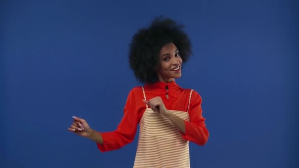Fröhliche Afrikanisch Amerikanische Mädchen Tanzen Isoliert Auf Blau — Stockvideo