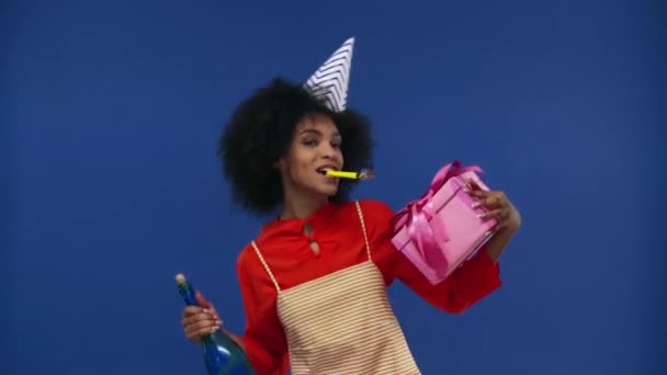 Afro Américaine Fille Avec Cadeau Bouteille Isolé Sur Bleu — Video
