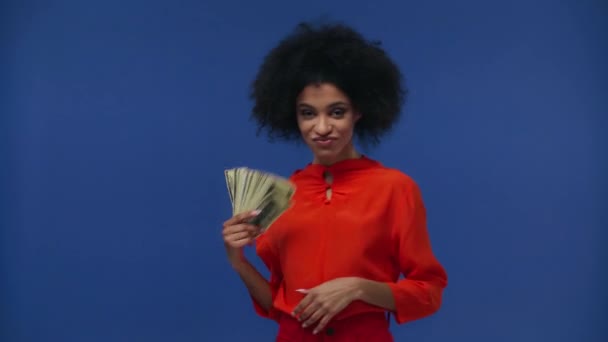 Gelukkig Afrikaans Amerikaans Meisje Gooien Geld Lucht Geïsoleerd Blauw — Stockvideo