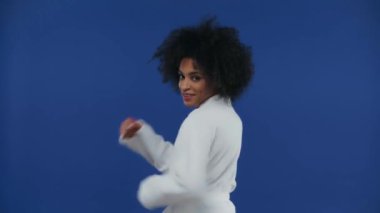Mutlu Afro-Amerikan kızı yalnız dans ediyor.