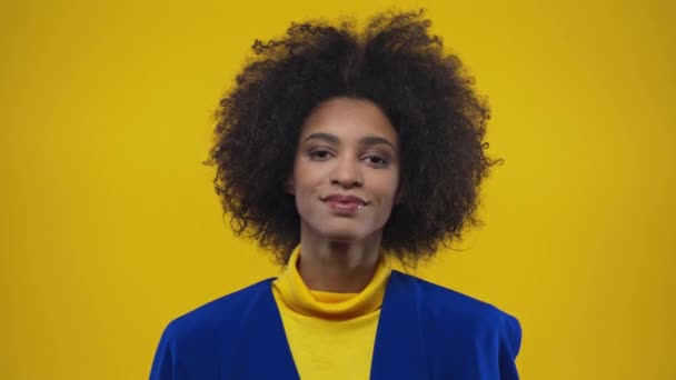 Afrikaans Amerikaans Meisje Glimlachen Geïsoleerd Geel — Stockvideo
