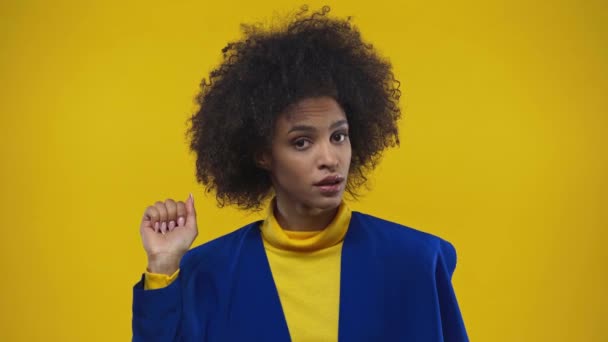 African American Girl Knocking Gesturing Isolated Yellow — Stock Video