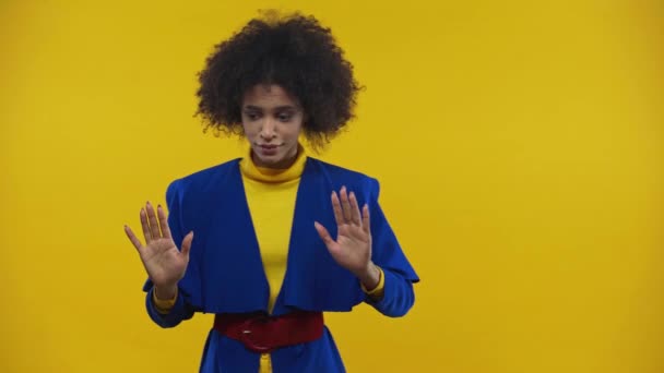 アフリカ系アメリカ人女性が黄色で隔絶された — ストック動画