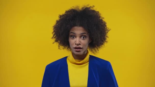 Překvapená Africká Americká Žena Usmívá Izolované Žluté — Stock video