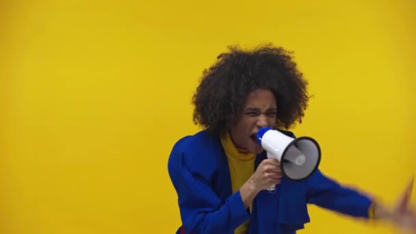 African American Girl Screaming Megaphone Isolated Yellow — Stock Video