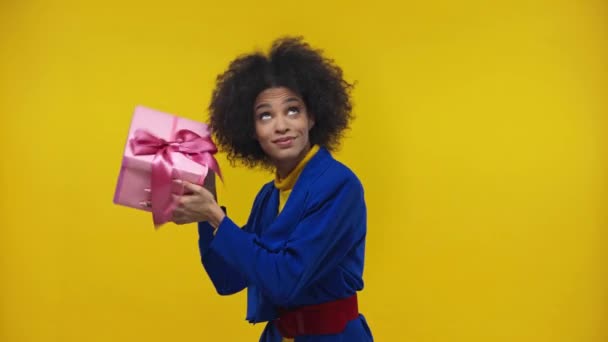 Menina Americana Africana Feliz Tremendo Presente Isolado Amarelo — Vídeo de Stock