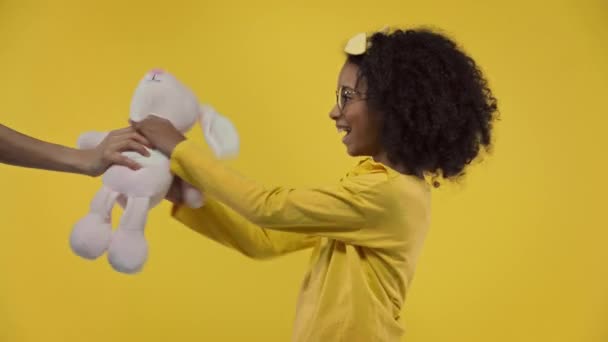 Criança Americana Africana Feliz Tendo Brinquedo Macio Isolado Amarelo — Vídeo de Stock