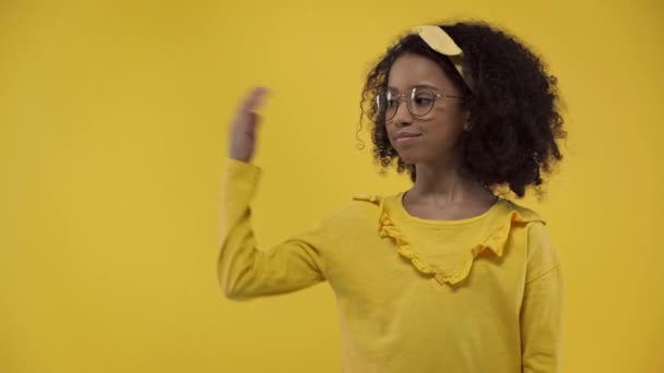 Χαριτωμένο Αφροαμερικανό Παιδί Που Δείχνει Δάχτυλο Απομονωμένο Στο Κίτρινο — Αρχείο Βίντεο