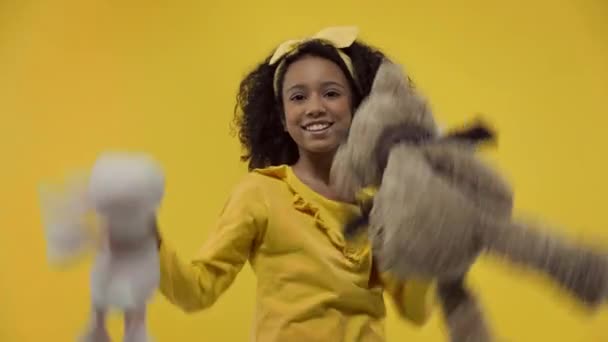 Χαρούμενο Αφροαμερικάνικο Παιδί Μαλακά Παιχνίδια Απομονωμένα Στο Κίτρινο — Αρχείο Βίντεο