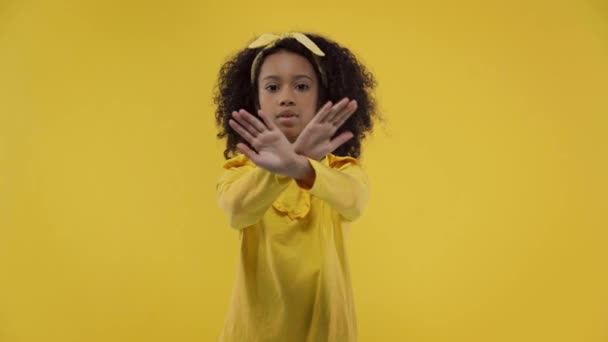 Criança Afro Americana Mostrando Nenhum Gesto Isolado Amarelo — Vídeo de Stock