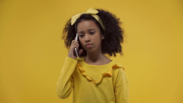 Africano Americano Niño Hablando Smartphone Aislado Amarillo — Vídeos de Stock