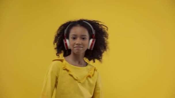 Niño Afroamericano Escuchando Música Bailando Aislado Amarillo — Vídeo de stock