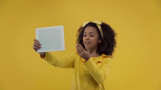 Афроамериканська Дитина Має Відеодзвінок Ізольовано Жовтому — стокове відео