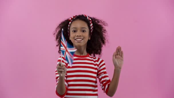 Αφροαμερικανό Παιδί Σημαία Ένωσης Που Απομονώθηκε Ροζ Χρώμα — Αρχείο Βίντεο