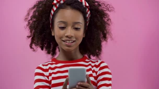 Focus Pull Niño Afroamericano Con Smartphone Aislado Rosa — Vídeo de stock