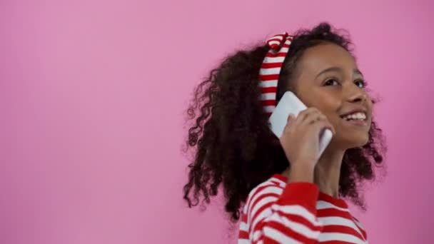 Foco Rack Criança Afro Americana Falando Smartphone Isolado Rosa — Vídeo de Stock