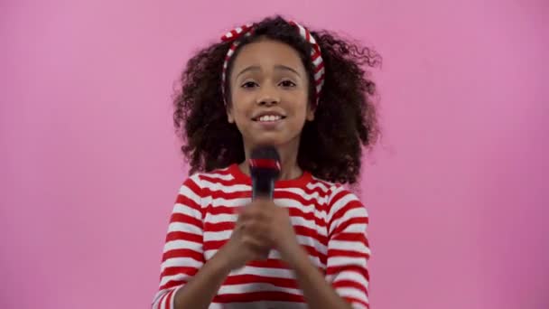 Criança Americana Africana Feliz Com Microfone Isolado Rosa — Vídeo de Stock