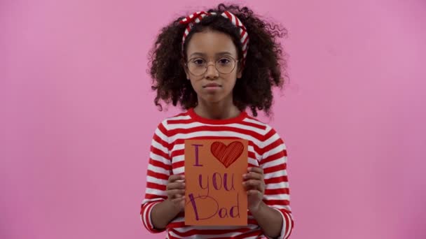 Niño Afroamericano Sosteniendo Tarjeta Felicitación Aislado Rosa — Vídeos de Stock