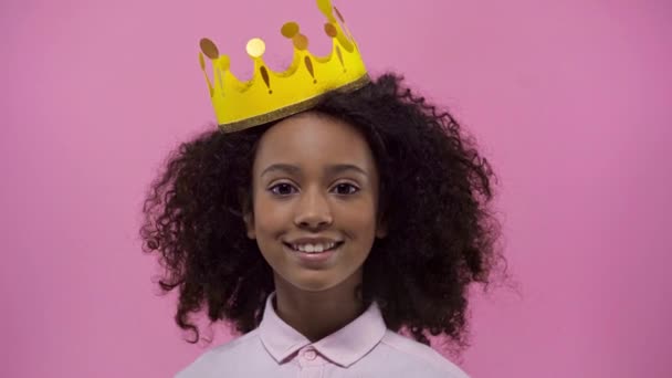 Χαρούμενο Αφροαμερικάνικο Παιδί Χάρτινη Κορώνα Απομονωμένο Ροζ — Αρχείο Βίντεο