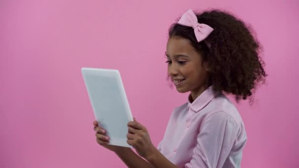 Criança Afro Americana Usando Tablet Digital Isolado Rosa — Vídeo de Stock