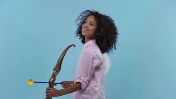 Heureux Afro Américain Cupidon Avec Arbalète Isolé Sur Bleu — Video