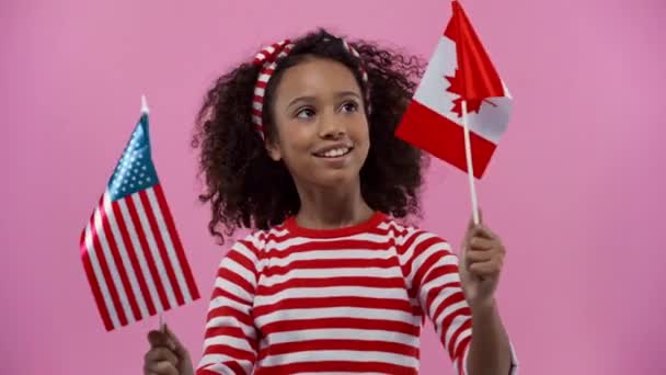 Criança Americana Africana Com Eua Bandeiras Canadenses Isoladas Rosa — Vídeo de Stock