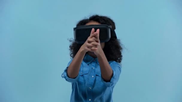 Niño Afroamericano Auriculares Realidad Virtual Aislados Azul — Vídeos de Stock