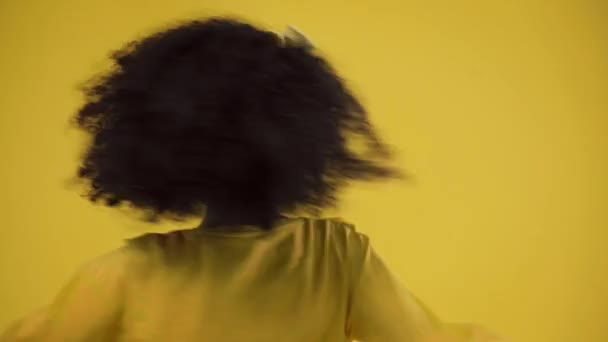 Allegro Bambino Afro Americano Occhiali Isolati Giallo — Video Stock