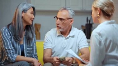Son sınıf öğrencisi, Asyalı eşinin yanındaki emlakçıya para veriyor. 