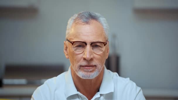 Senior Homme Lunettes Regardant Caméra — Video