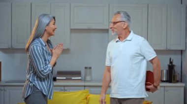 Son sınıf öğrencisi Asyalı karısına hediye veriyor. 