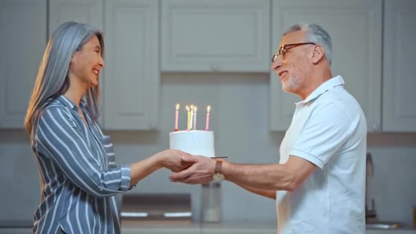 Asiático Mujer Celebración Cumpleaños Pastel Cerca Senior Marido — Vídeo de stock