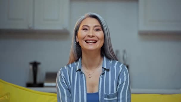 Yaşlı Asyalı Kadın Gülüyor Sallıyor — Stok video