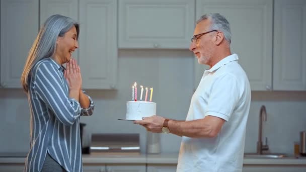 Senior Man Met Verjaardag Taart Buurt Van Aziatische Vrouw — Stockvideo
