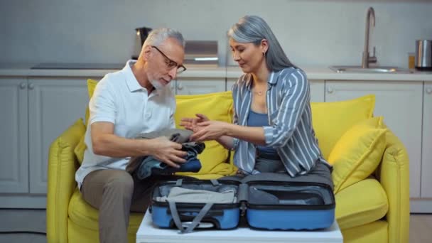 Asiatische Frau Packen Koffer Mit Glücklich Senior Mann — Stockvideo