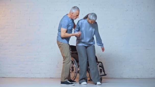 关心老人 帮助坐轮椅的亚洲妻子 — 图库视频影像