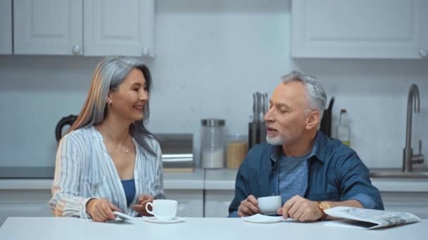 Feliz Senior Interracial Pareja Bebiendo Café — Vídeo de stock