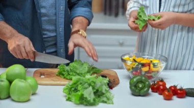 Son sınıf çifti mutfakta salata yaparken görüntülenmiş. 