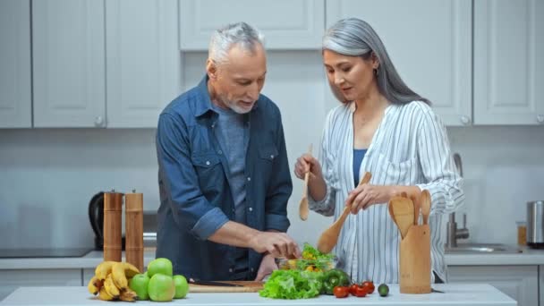 Senior Interracial Pareja Cocina Cocina — Vídeo de stock