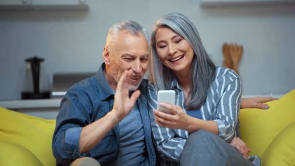 Senior Interracial Couple Agitant Les Mains Regardant Smartphone — Video