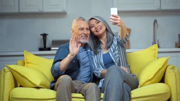 Focus Pull Van Gelukkig Senior Interraciale Paar Nemen Selfie — Stockvideo