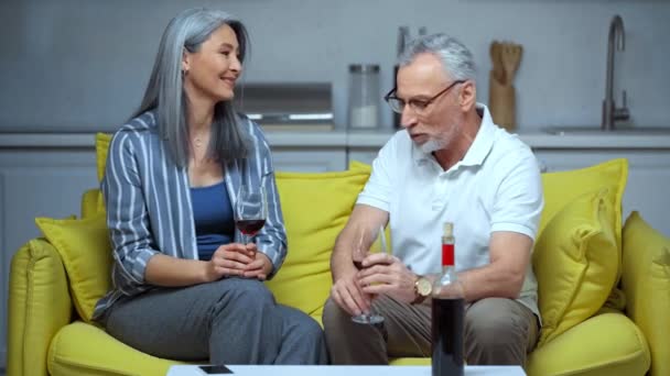 Irklar Arası Kıdemli Çift Kırmızı Şarap Içiyor — Stok video