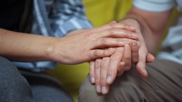 Vista Recortada Pareja Ancianos Cogidos Mano — Vídeo de stock