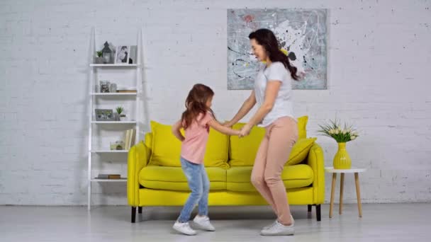 Madre Feliz Niño Bailando Sala Estar — Vídeo de stock