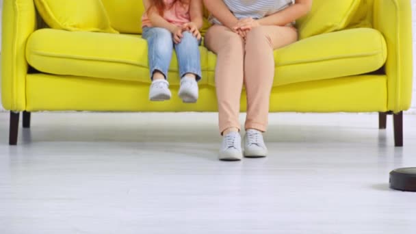 Обрезанный Вид Матери Ребенка Сидящих Рядом Роботизированным Пылесосом — стоковое видео
