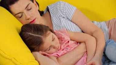 Kanepede uyuyan anne ve kızını çekmeye odaklan. 