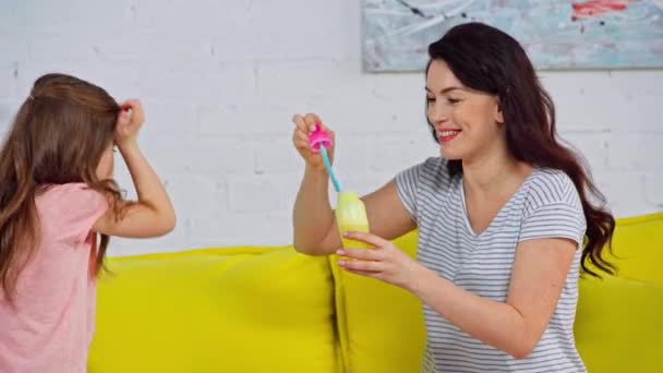 Šťastná Matka Foukání Mýdlo Bubliny Blízkosti Dcery — Stock video