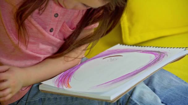 Обрезанный Вид Детского Рисунка Бумаге Гостиной — стоковое видео